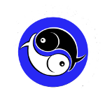 Yin und Yang als Fische auf blauem Hintergrung als Zeichen für ganzheitliche Aquakultur im Gleichgewicht von Mensch und Natur.